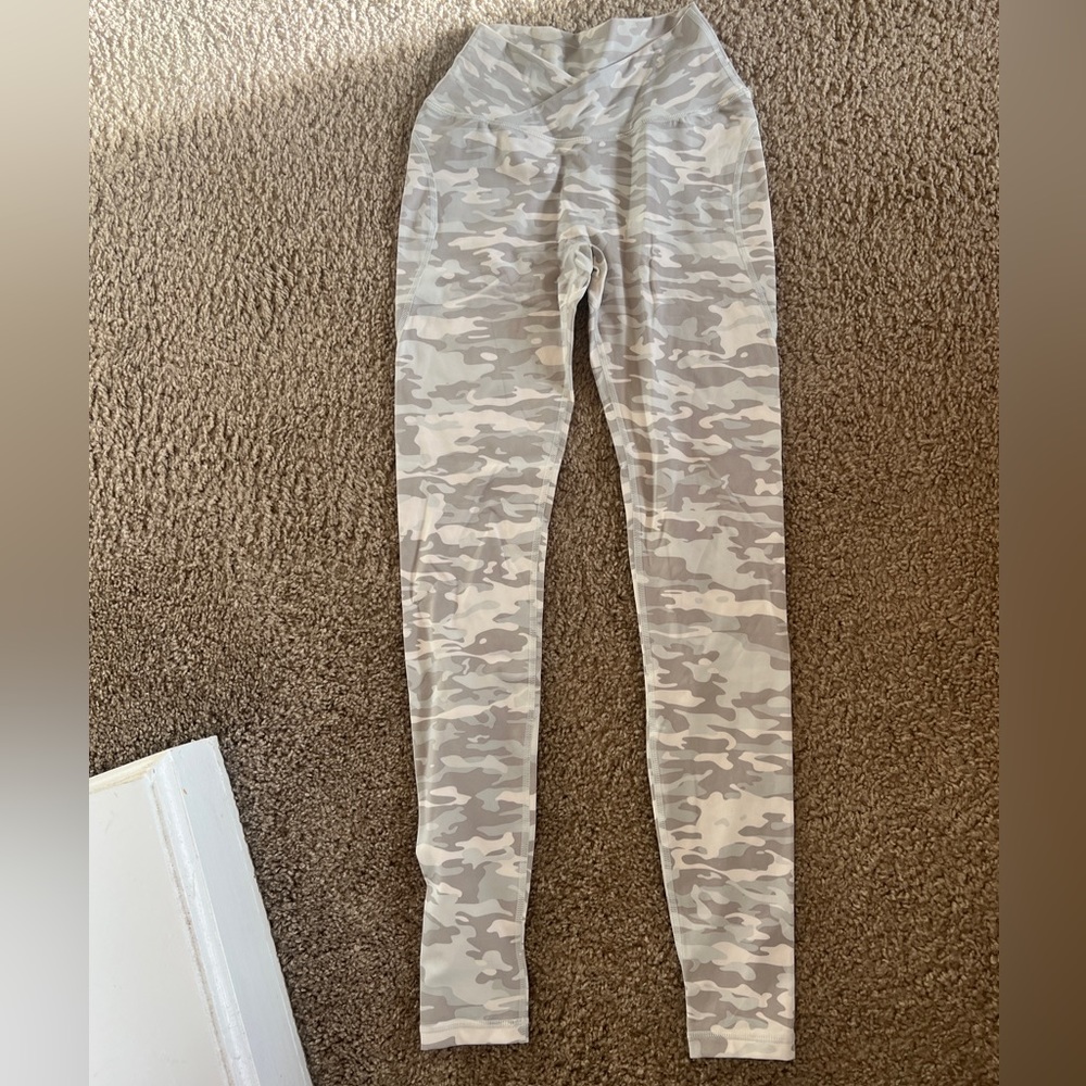 Alphalete cross cross waist leggings XS white camo